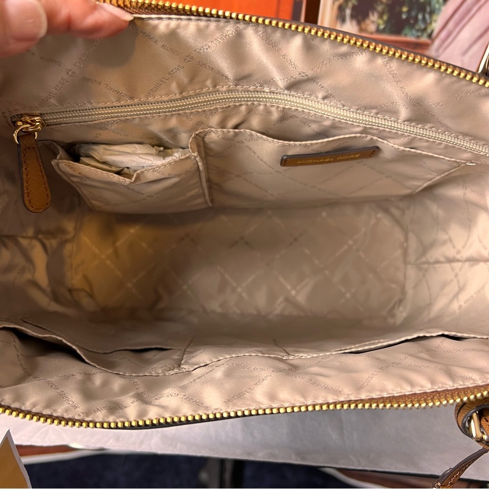 NWT Michael Kors Ciara Large Saffiano Luggage Leather Tote Bag, gorgeous - Picture 8 of 17